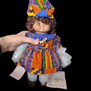 in Box Goebel DOLLY DINGLE FAMILY REUNION DOLL with Stand Limited Ed 159/250